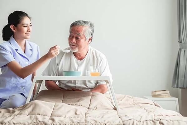 Người lớn tuổi mắc bệnh cao huyết áp thường chịu biến chứng nặng nề nên việc chăm sóc người già tại nhà được quan tâm đặc biệt