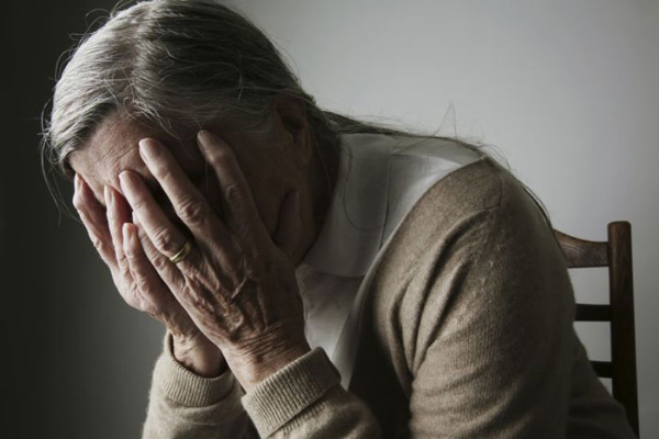 Bệnh mất trí nhớ người già ảnh hưởng đến sinh hoạt của người bệnh và cả gia đình 