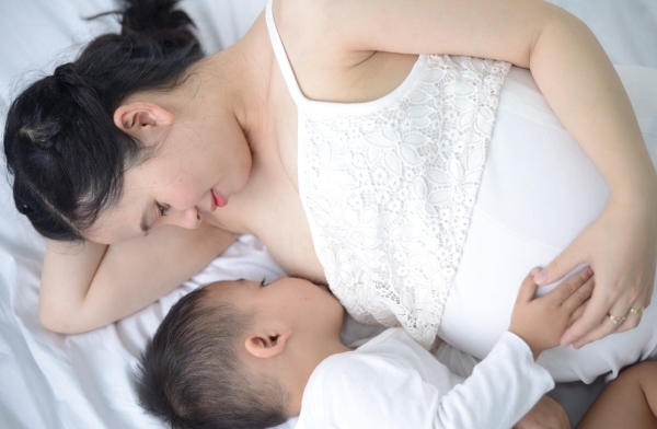 Tấm lót cho mẹ sau sinh giúp hạn chế rò rỉ sữa ra đệm