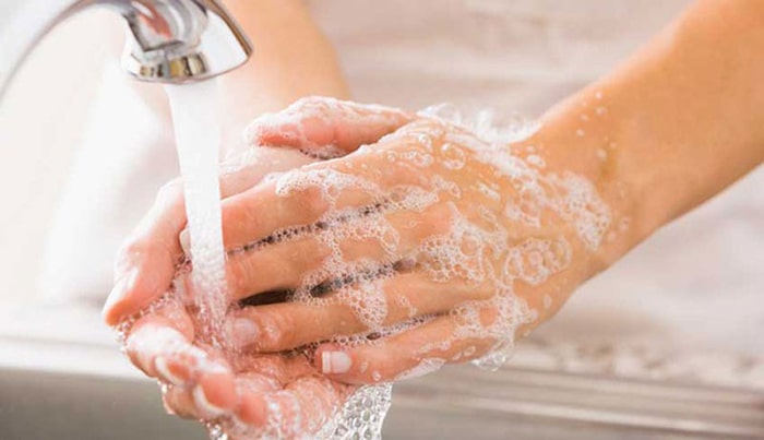 Cần rửa tay sạch để đảm bảo vệ sinh cho bản thân và người bệnh